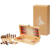 Hölzernes Schach- und Backgammon-Set mit Spielsteinen, geöffnete Schachtel mit rot-weißem Backgammon-Brett, braune Verpackungsschachtel.