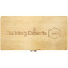 Holzbox mit der Aufschrift „Building Experts xpert.“ und einem Sechseck-Logo auf dem Deckel.
