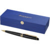 Ein eleganter schwarzer Stift mit goldenen Akzenten neben einer blauen Geschenkbox von Waterman Paris.