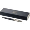 Ein schwarzer und silberner Stift neben einer schwarzen Parker-Geschenkbox mit goldenem Logo und Text.