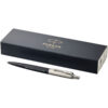 Ein Parker-Stift im schwarz-silbernen Design, neben einer marineblauen Schachtel mit goldenem Logo.