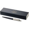 Ein schwarzer Parker-Stift mit silbernem Clip neben einer passenden Markenbox.