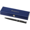 Ein schwarzer Waterman-Stift neben einer marineblauen Schachtel mit goldenem Branding.