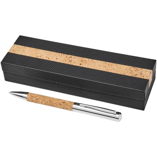 Ein Stift mit Korkgriff vor einer schwarzen Box mit einem Kork-Akzentstreifen.