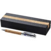 Ein Stift mit Korkgriff neben einer rechteckigen Box in Schwarz mit Kork-Akzenten.