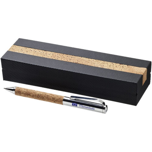 Ein Stift mit Korkgriff neben einer rechteckigen Box in Schwarz mit Kork-Akzenten.