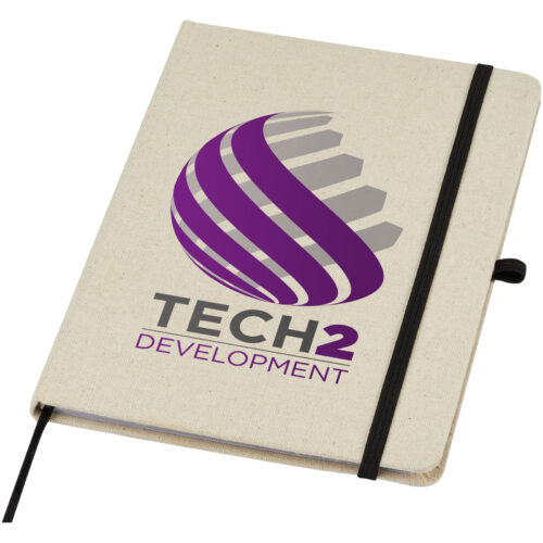 Beiges Notizbuch mit einem lila-grauen Logo mit dem Aufdruck „Tech2 Development“, befestigt mit einem schwarzen Gummiband.