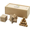 Holzpuzzle-Set mit Würfel, Stern und Kugelpyramide neben einer Marken-Holzbox.