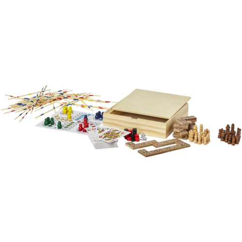 Brettspielsammlung mit bunten Spielfiguren, Karten, Würfeln, Mikado-Stäbchen und einer Holzkiste auf weißem Hintergrund.