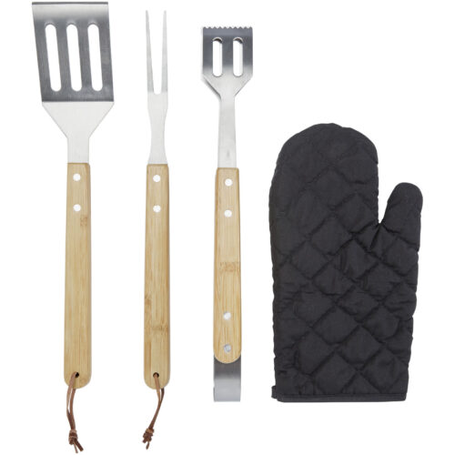 Grillbesteck-Set mit Spatel, Gabel, Zange und einem schwarzen gesteppten Ofenhandschuh, alle mit Holzgriffen.