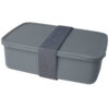 Graue rechteckige Lunchbox mit passendem Gummiband darum.