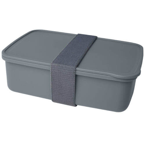 Graue rechteckige Lunchbox mit passendem Gummiband darum.