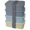 Stapel aus vier rechteckigen Lunchboxen in den Farben Grau, Blau und Beige, mit einem grauen Riemen gesichert.