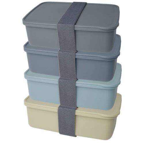 Stapel aus vier rechteckigen Lunchboxen in den Farben Grau, Blau und Beige, mit einem grauen Riemen gesichert.