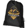 Schwarzer Rucksack mit Kordelzug, Berglogo und dem Text „ADVENTUR Travel Supplies“.