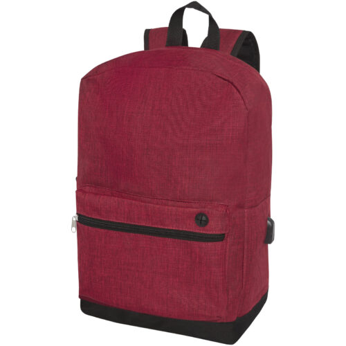 Ein roter Stoffrucksack mit schwarzen Riemen, einer Reißverschlusstasche vorne und einem Riegel an der Seite vor weißem Hintergrund.