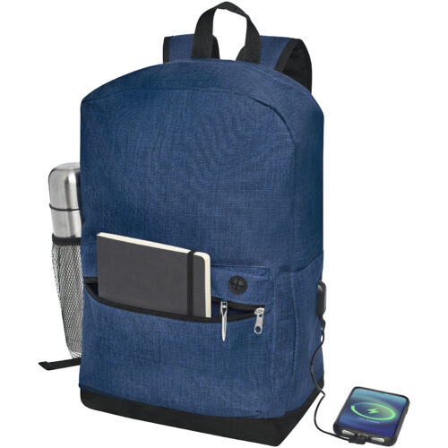 Blauer Rucksack mit Vordertasche für ein Notizbuch, seitlicher Netztasche mit einer Flasche und einem per Kabel angeschlossenen Telefon.