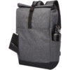 Grauer Rucksack mit Rolltop-Design, einer Außentasche für ein Notizbuch und einen Stift und einer Seitentasche mit einer Flasche.