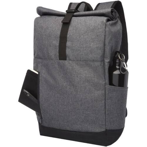 Grauer Rucksack mit Rolltop-Design, einer Außentasche für ein Notizbuch und einen Stift und einer Seitentasche mit einer Flasche.