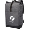 Grauer Rucksack mit einem Logo in Form einer Feder und dem Text „LAW & SONS since 1847“ auf der Vorderseite.