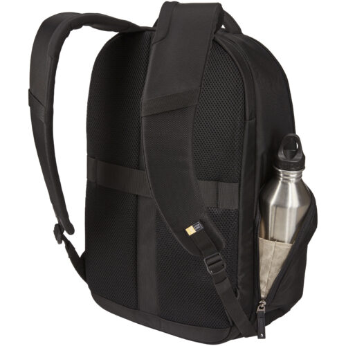 Schwarzer Rucksack mit seitlicher Netztasche für eine Edelstahl-Wasserflasche.