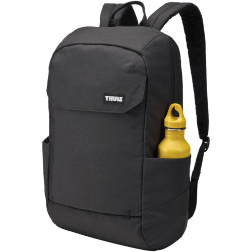 Ein schwarzer Rucksack mit einer gelben Wasserflasche in der Seitentasche.