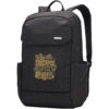 Schwarzer Rucksack mit goldenem Text „Follow Your Dreams, They Know the Way“ auf der Vordertasche.