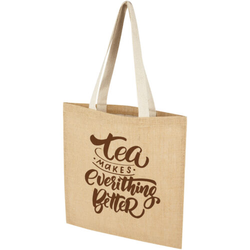 Eine beige Tragetasche mit der Aufschrift „Tea makes everything better“ in brauner Schreibschrift.