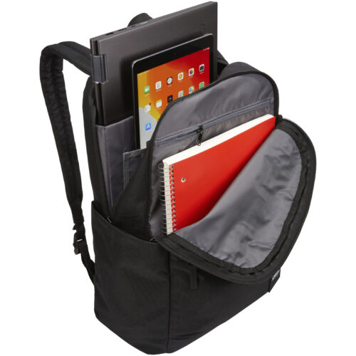 Schwarzer Rucksack mit geöffneten Reißverschlüssen, die den Blick auf einen Laptop, ein Tablet und ein rotes Notizbuch im Inneren freigeben.