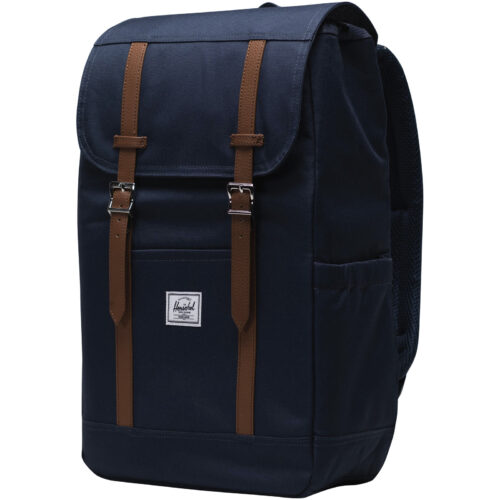 Ein marineblauer Rucksack mit braunen Riemen und einer Vordertasche.