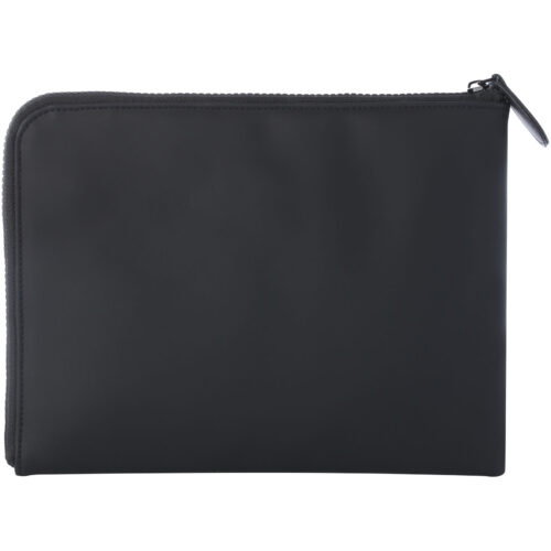 Eine schwarze Tasche mit Reißverschluss und minimalistischem Design auf weißem Hintergrund.