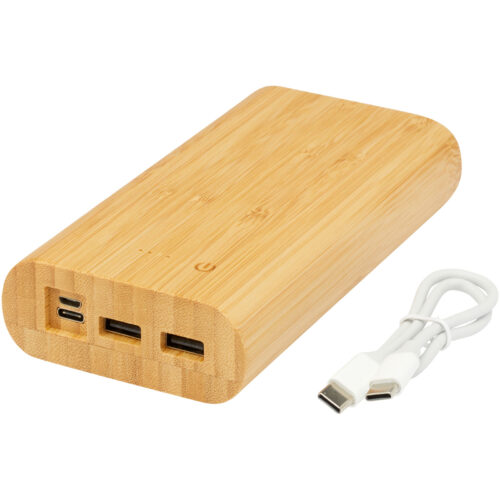 Bambus-Powerbank mit zwei USB-Anschlüssen, einem USB-C-Anschluss und einem weißen Ladekabel.