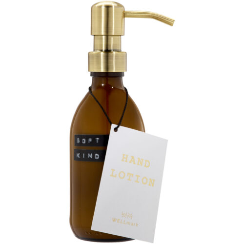 Braune Glasflasche mit goldener Pumpe und der Aufschrift „HAND LOTION“ sowie einem Etikett mit dem Namen „SOFT KIND“.