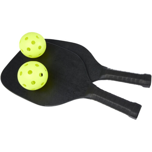 Zwei schwarze Pickleball-Schläger und zwei gelbe Pickleballs mit Löchern auf weißem Hintergrund.