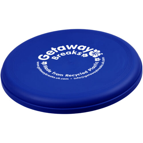 Blaues Frisbee mit „Getaway Breaks“-Text und Firmeninformationen, aus recyceltem Kunststoff.