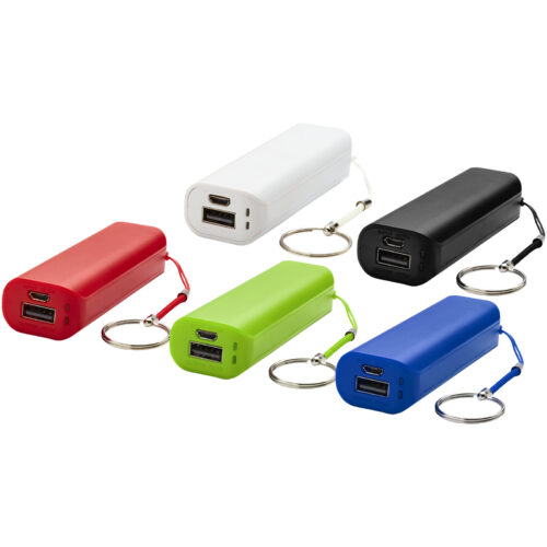 Fünf tragbare Powerbanks in Rot, Weiß, Schwarz, Grün und Blau mit USB-Anschlüssen und Schlüsselanhänger-Schlaufen.