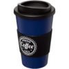 Blauer Reisekaffeebecher mit schwarzem Deckel und Griff, mit einem Fresh Coffee-Logo.