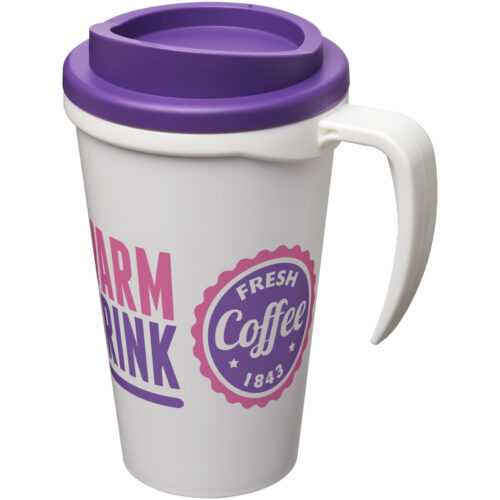 Weißer Reisebecher mit violettem Deckel und Henkel, mit dem Text „Warm Drink“ und „Fresh Coffee 1843“.