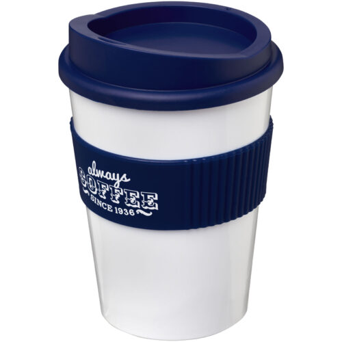 Weißer Reisebecher mit blauem Deckel und Hülle, mit dem Text „Always Coffee since 1936“ auf der Hülle.