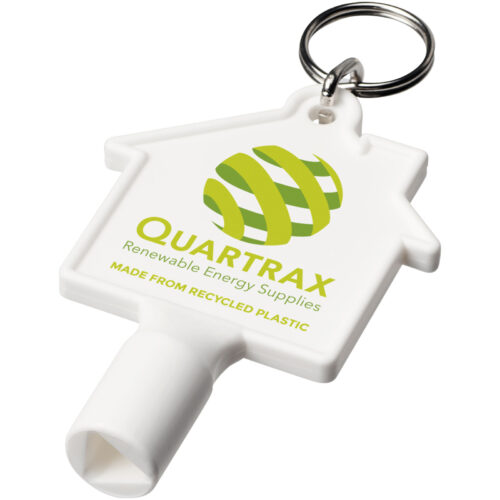 Schlüsselanhänger in Form eines Hauses mit QUARTRAX-Logo und dem Text „Aus recyceltem Kunststoff hergestellt“.