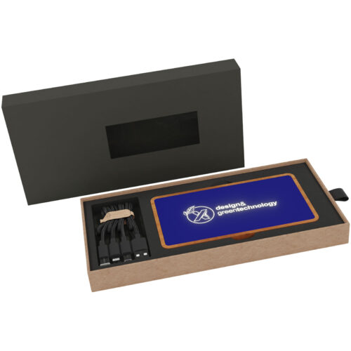 Geschenkbox mit Powerbank, Kabeln und blauem Design & Technology-Logo auf dem Deckel.