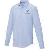 Hellblaues Button-Up-Shirt mit FundRising-Logo auf der Brust.