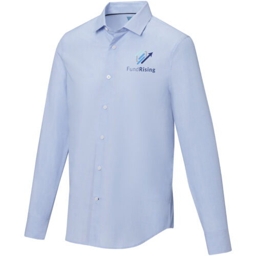 Hellblaues Button-Up-Shirt mit FundRising-Logo auf der Brust.