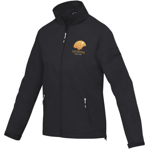 Schwarze Jacke mit Exploring Nature Kings-Logo mit einem goldenen Zelt und einer Berggrafik.