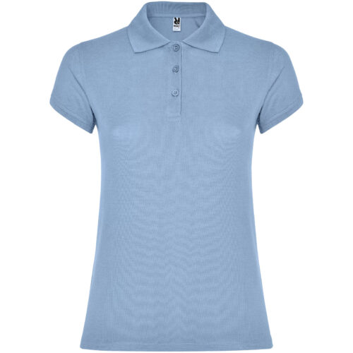 Hellblaues Damen-Poloshirt mit kurzen Ärmeln und geknöpftem Kragen.