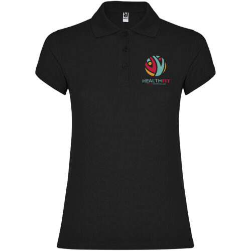 Schwarzes Poloshirt mit Health Fit-Logo auf der linken Brust.