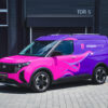 Lilafarbener Octopus Energy-Van mit Gestaltungskonzept Premium, geparkt neben einem dunklen Gebäude.