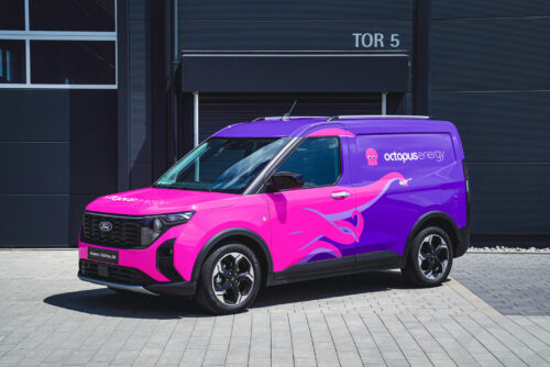 Lilafarbener Octopus Energy-Van mit Gestaltungskonzept Premium, geparkt neben einem dunklen Gebäude.