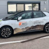 Weißes Auto mit BVT-Logo und Premium-Gestaltungskonzept 699€ auf der Rocky Side.