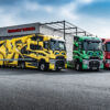 Drei Renault-LKW mit Gestaltungskonzept Premium 699 €, geparkt neben einem Gebäude.